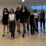 Gruppe junger Frauen läuft gemeinsam im Studio nach vorne.