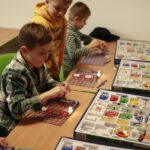 Дети собирают светящиеся схемы с помощью конструкторов по электронике.