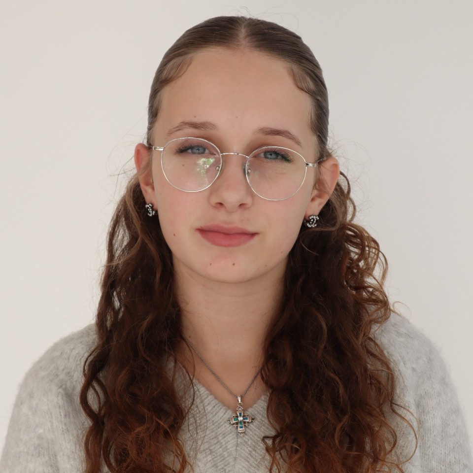 Junge Frau mit Brille