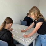 Дети на уроке русского языка раскладывают карточки с картинками и словами, тренируя лексику