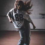 Танцовщица исполняет энергичные хип-хоп движения