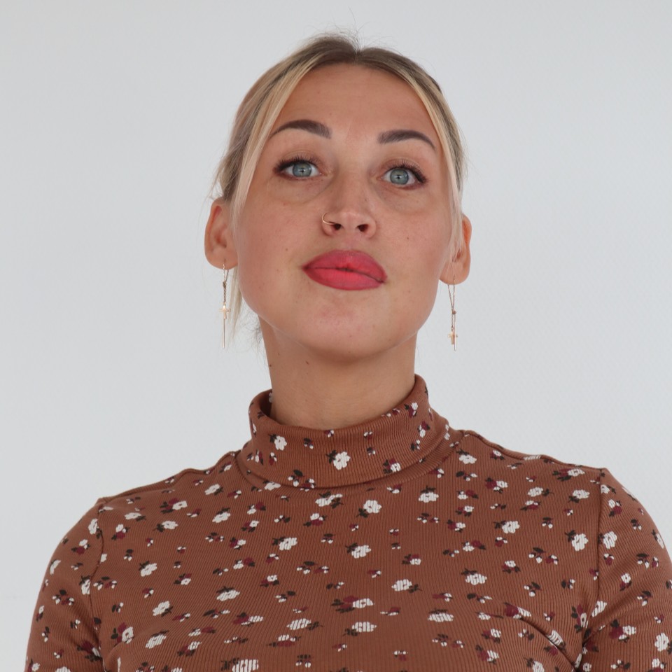 Frau mit blauen Augen und hellem Haar