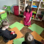 Командная игра с клубком: дети и педагог строят диалог на украинском.