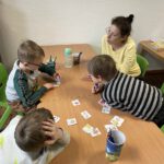 Групповая работа: дети с учителем сортируют карточки и обсуждают слова.