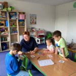 Разговорная практика у стола: дети называют картинки на карточках, педагог направляет.