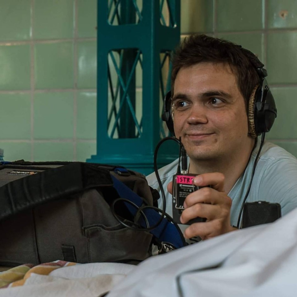 Mann mit Kopfhörern am Musikpult